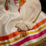 Mattel Barbie Signature Dia De Muertos 2025 -  Puppe in einem cremefarbenen Rüschenkleid 