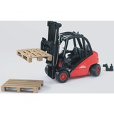 bruder 02511 Linde Gabelstapler H30D, Modellfahrzeug schwarz/rot, mit Anhängerkupplung und 2 Paletten