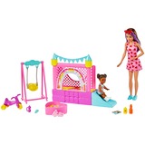 Mattel Barbie Skipper Babysitters Inc. Hüpfburg mit Skipper, Kleinkind und Zubehör, Kulisse