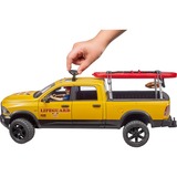 bruder 02506 RAM 2500 Power Wagon Life Guard, Modellfahrzeug gelb/schwarz, Inkl. Figur, Stand Up Paddle und Light & Sound Modul