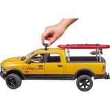 bruder RAM 2500 Power Wagon Life Guard, Modellfahrzeug gelb/schwarz, Inkl. Figur, Stand Up Paddle und Light & Sound Modul