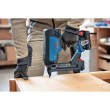 Bosch Professional Akku-Holztacker GTH 18V-38 2M Professional solo, 18Volt, Elektrotacker blau/schwarz, ohne Akku und Ladegerät, in L-BOXX