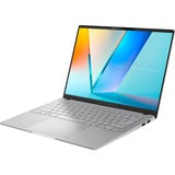 ASUS Vivobook S14 (M5406UA-PP003W), Notebook silber, AMD Ryzen 7 8845HS, AMD Radeon 780M, 16 GB LPDDR5X, 1 TB (1 TB SSD), Windows 11 Home 64-Bit