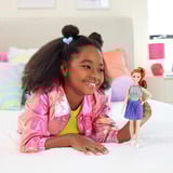 Mattel Barbie Fashionista Puppe im Jersey-Oberteil und Faltenrock 