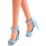 Mattel Barbie The Movie - Margot Robbie als Barbie: Puppe mit blau-kariertem Outfit 