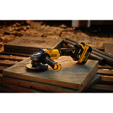 Stanley Akku-Winkelschleifer (SFMCG710M1T-QW), 18Volt schwarz/gelb, Li-Ion-Akku 4,0Ah, Koffer