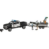 bruder 02507 RAM 2500 Polizei Pickup, L+S Modul, Anhänger mit Boot, Modellfahrzeug schwarz/weiß, Inkl. 2 Figuren